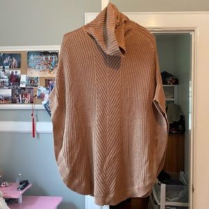 Short sleeved cowlneck sweater